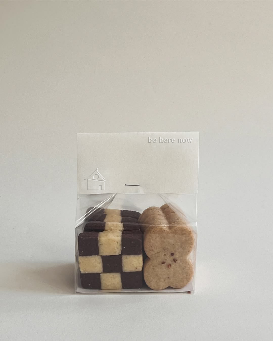 hey hôn embossed cookie packaging with checkered and bear cookies